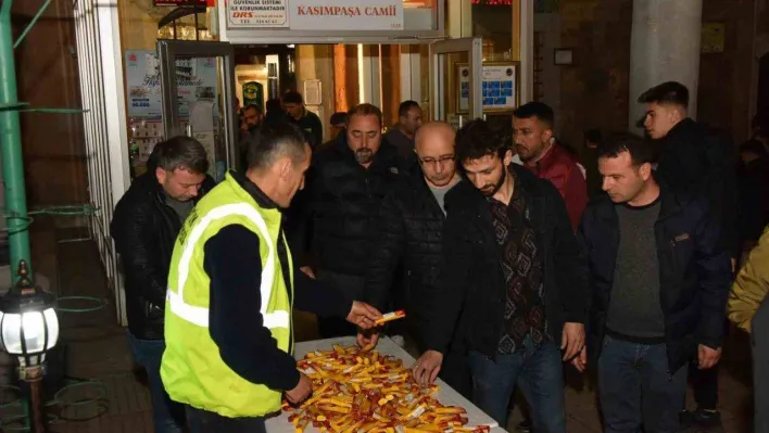 Bozüyük Belediyesi'nden Kadir Gecesi'nde şeker ikramı