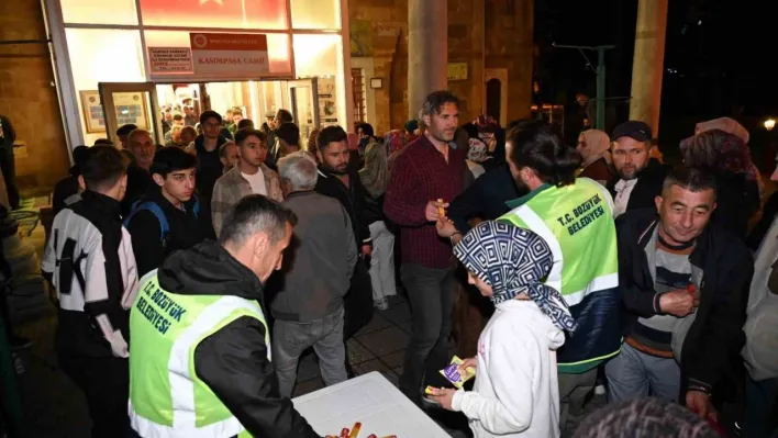 Bozüyük Belediyesi'nden Kadir Gecesi'nde şeker ikramı