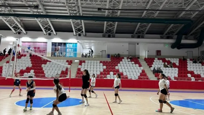 Bozüyük'te gençler voleybol sahasında buluştu