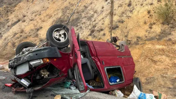 Bozüyük'te kontrolden çıkan kamyonet ters döndü 2 kişi yaralandı