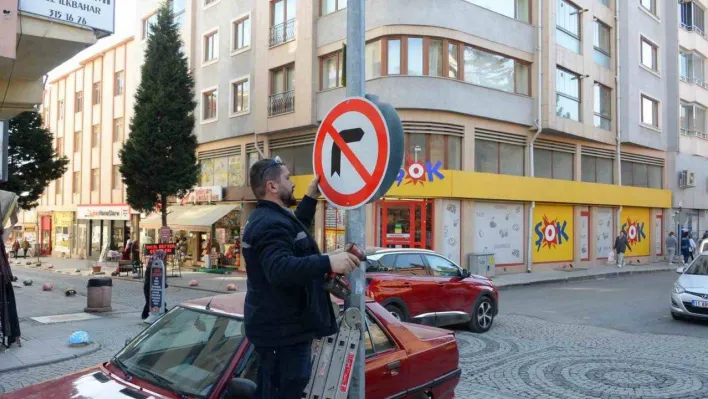 Bozüyük'te yıpranan yön ve trafik levhalarını yeniliyor