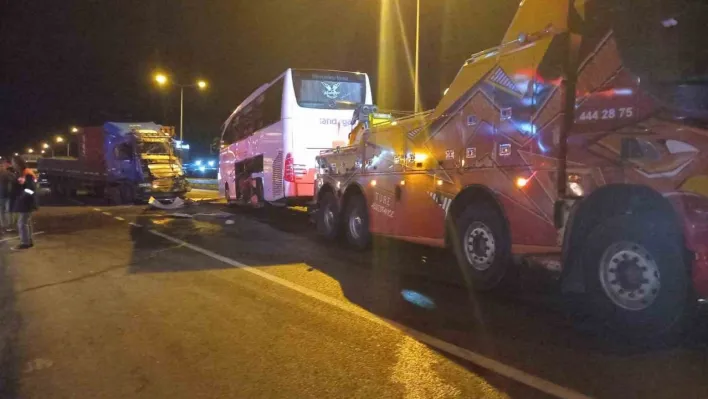 Bozüyük'te yolcu otobüsü ile tır çarpıştı: 20 yaralı