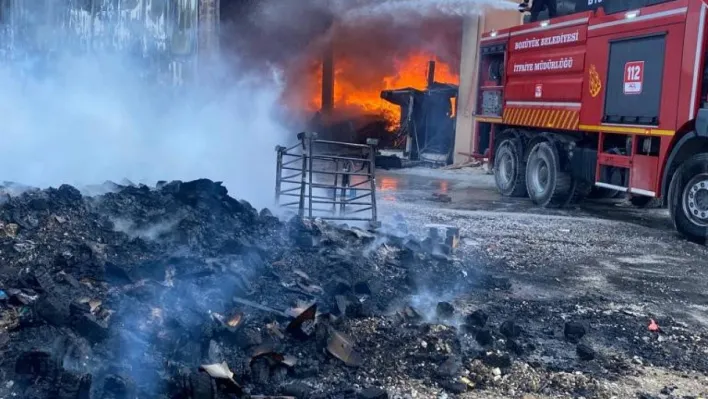 Bozüyüklü itfaiyeciler İnönü'deki fabrika yangına müdahale etti