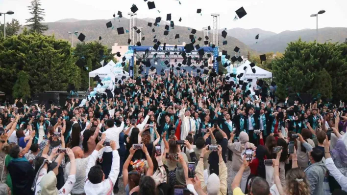 BTÜ'de mezuniyet sevinci ve 15. yıl gururu bir arada