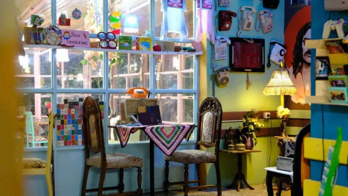 Bu kafeye gelenler 90'lara geri gidiyor