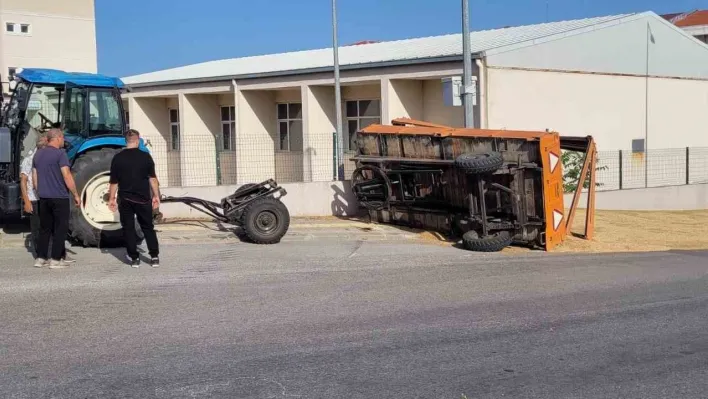 Buğday yüklü traktör devrildi, yol buğday ambarına döndü