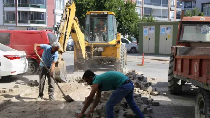 Burhaniye Belediyesi Fen İşleri Müdürlüğü ekipleri aralıksız çalışmaya devam ediyor