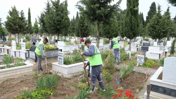 Burhaniye Belediyesi mezarlıkları bayram için hazırladı