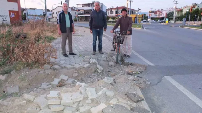 Burhaniye'de bozuk kaldırım kazaya davetiye çıkarıyor