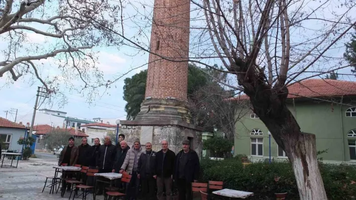 Burhaniye'de camisiz minare mahallenin simgesi oldu