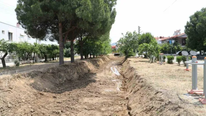 Burhaniye'de dere ve kanal temizliği