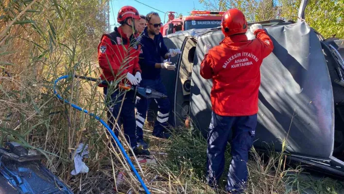 Burhaniye'de direğe çarpan otomobilin sürücüsü yaralandı