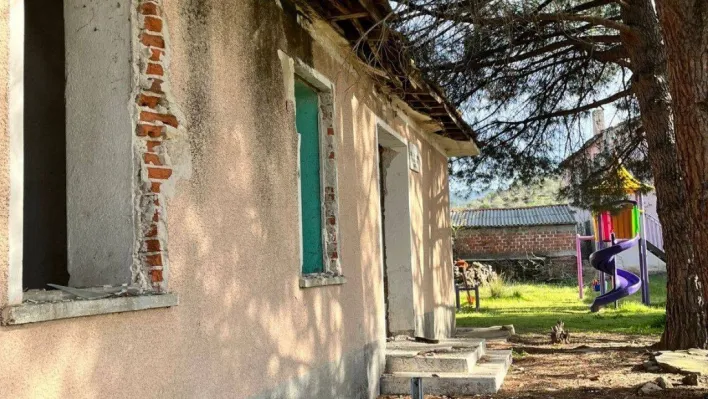 Burhaniye'de eski okul binası tehlike saçıyor