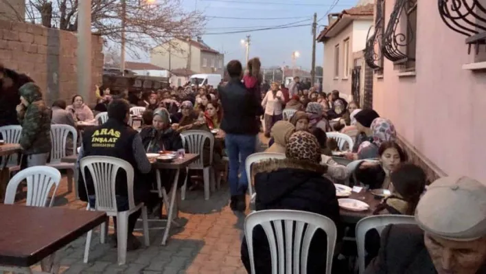 Burhaniye'de iftar yemekleri yüzlerce vatandaşı buluşturuyor