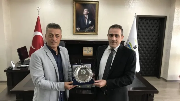 Burhaniye'de Kaymakam emekli komutana plaket verdi