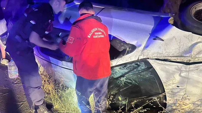 Burhaniye'de otomobil tek taraflı kazaya karıştı: 3 kişi yaralandı