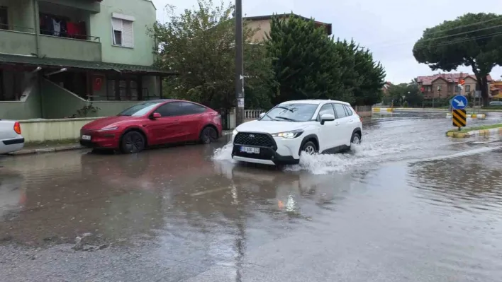 Burhaniye'de sağanak yağış sokakları göle çevirdi