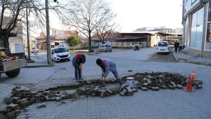 Burhaniye'de yol yenileme çalışmaları devam ediyor