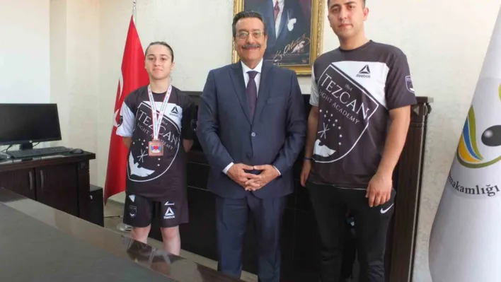 Burhaniye Kaymakamı Atilla,  başarılı sporcuyu ödüllendirdi