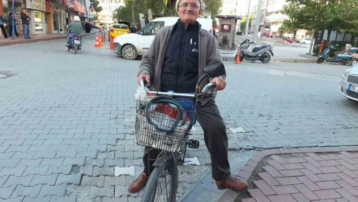 Burhaniyeli 80'lik Hüseyin dede her yere bisikletle gidiyor