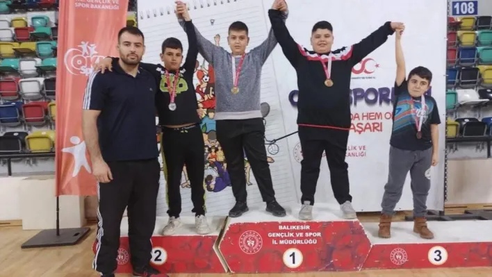 Burhaniyeli Güreşçiler madalyalarla döndü