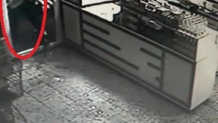 Bursa'da 14 yaşındaki hırsız kamerada: Önce para sonra meşrubat çaldı