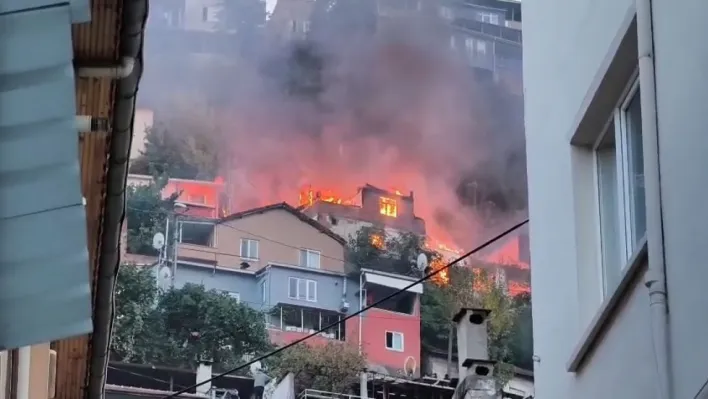 Bursa'da 2 katlı bina alevlere teslim oldu, o anlar havadan dronla görüntülendi