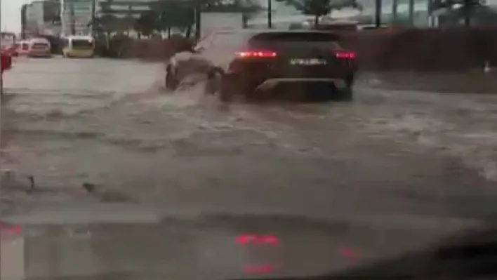 Bursa'da ağaçlar devrildi, otoparklar şelaleye, yollar göle döndü