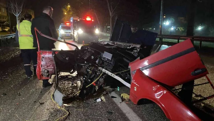 Bursa'da belediye otobüsüne çarpan otomobil ikiye bölündü: 1 ölü