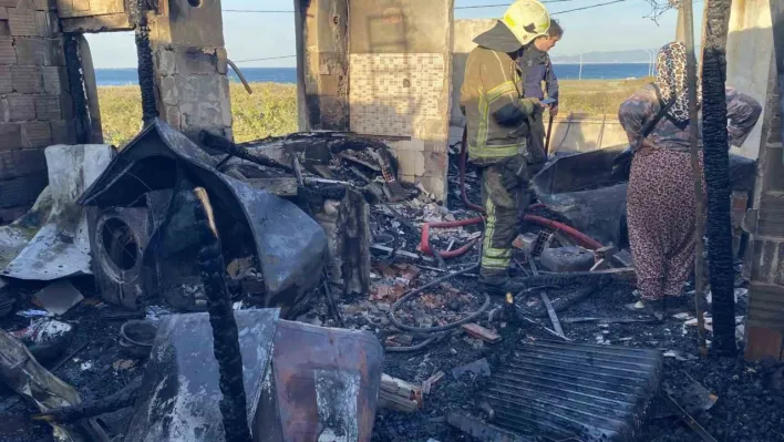 Bursa'da bir ev küle döndü, yanındaki bina hasar gördü