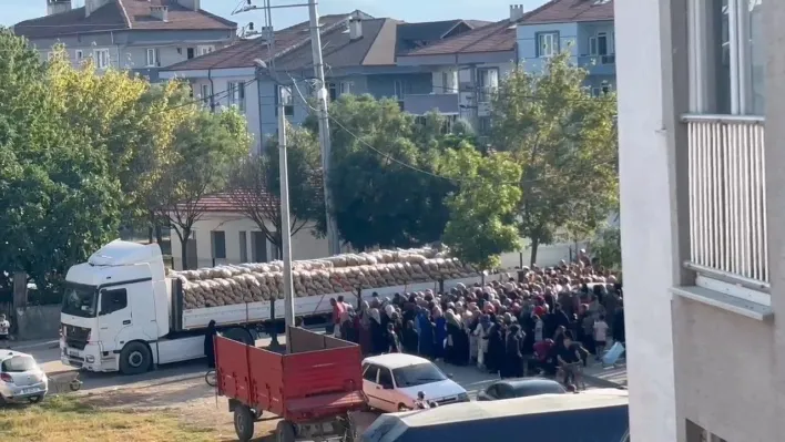 Bursa'da bir hayırsever 30 ton patatesi ücretsiz dağıttı