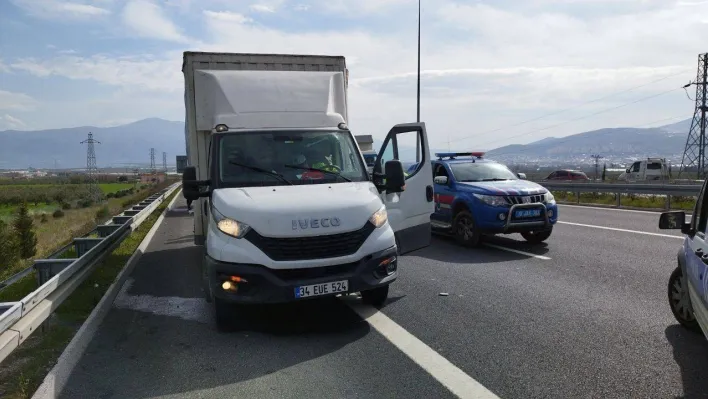 Bursa'da çekici emniyet şeridinde kamyonete arkadan çarptı: 2 yaralı