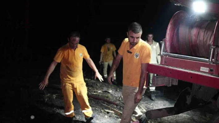 Bursa'da çıkan yangına gece saatlerinde müdahale sürüyor