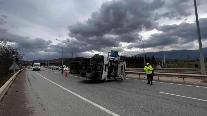 Bursa'da devrilen tırın sürücüsü yaralandı