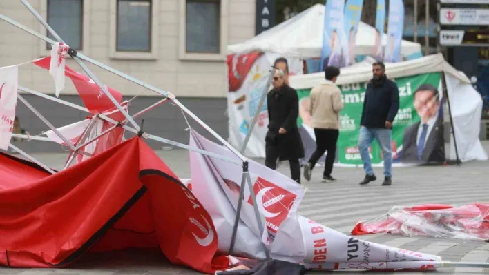 Bursa'da etkili olan fırtına parti stantlarını yerle bir etti