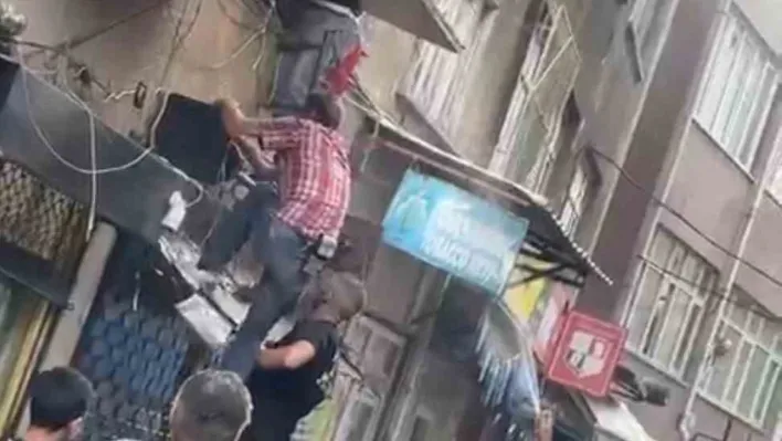 Bursa'da evde çıkan yangında alevlerin arasında kalan kadını mahalleli kurtardı