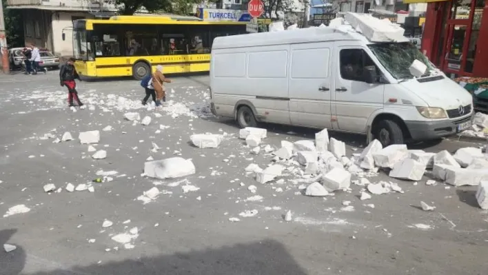 Bursa'da fırtına ağaçları devirdi, çatıları uçurdu