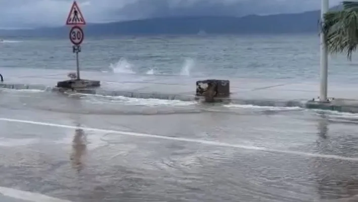 Bursa'da fırtına ve sağanak sebebiyle denizle karayolu birleşti