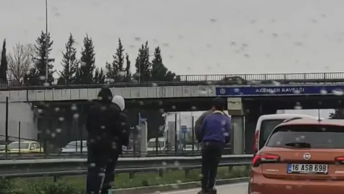 Bursa'da gençlerin tehlikeli scooter yolculuğu kamerada