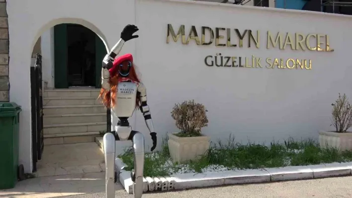 Bursa'da güzellik merkezine robot işçi mesaiye başladı
