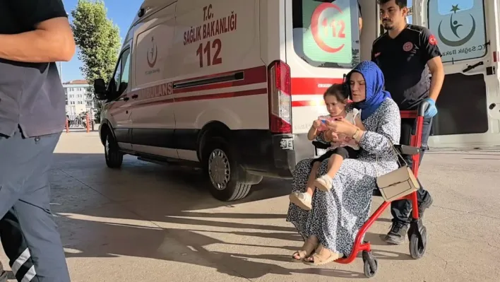 Bursa'da hafif ticari araç ile otomobil çarpıştı 1'i çocuk 2 kişi yaralandı