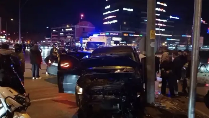 Bursa'da hafif ticari araç ile otomobil çarpıştı: 3 yaralı