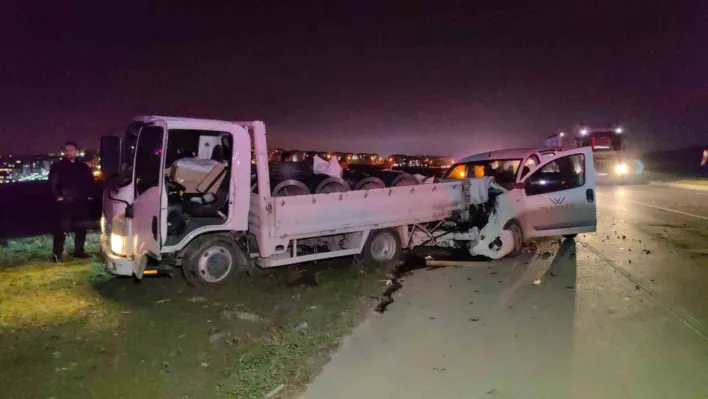 Bursa'da hafif ticari araç kamyonetle çarpıştı: 1 yaralı