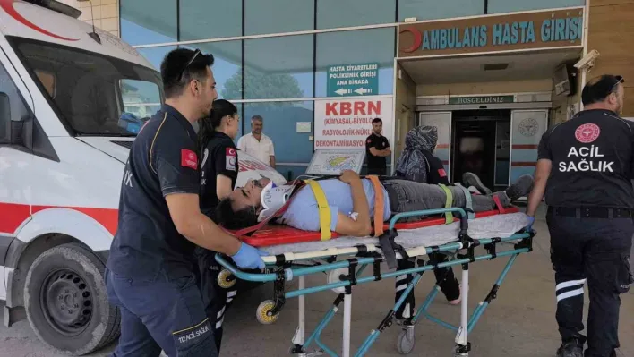 Bursa'da hafif ticari araç kamyonetle çarpıştı: 3 yaralı