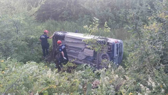 Bursa'da hafif ticari araç şarampole devrildi: 6 yaralı