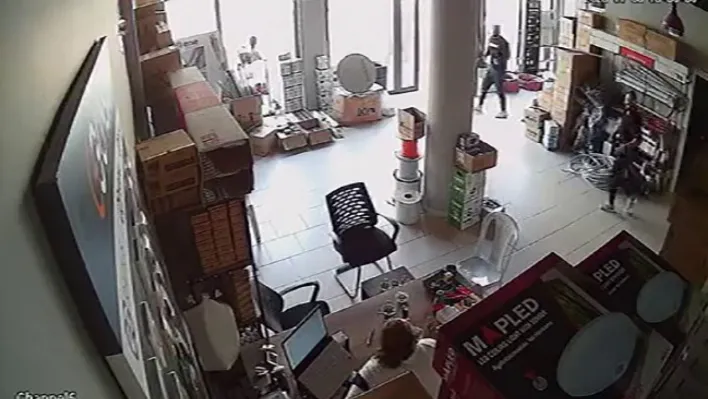 Bursa'da hissedilen deprem anı kameraya yansıdı