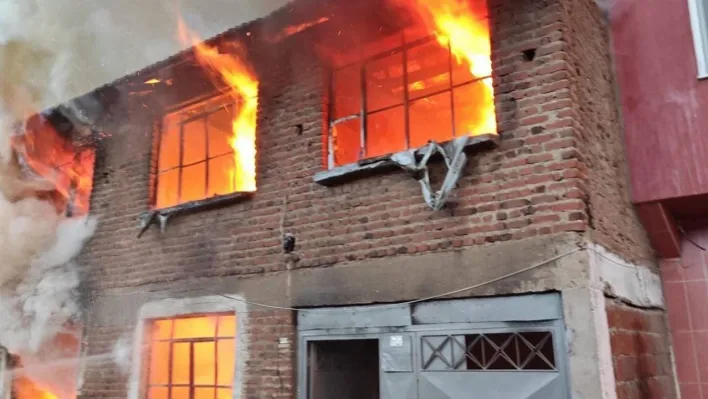 Bursa'da iki katlı müstakil ev alev alev yandı