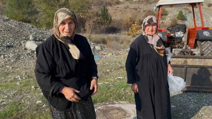 Bursa'da iki yaşlı kadın gençlere taş çıkartıyor