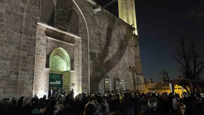 Bursa'da ilk teravi namazı kılındı, tarihi camiye binlerce kişi akın etti