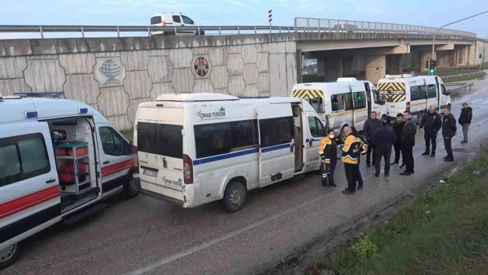 Bursa'da işçileri taşıyan 3 servis aracı çarpıştı : 15 kişi yaralandı